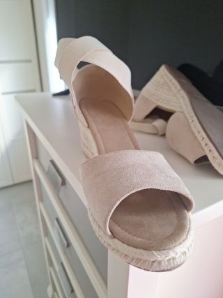 Sandalias cuña mujer beige