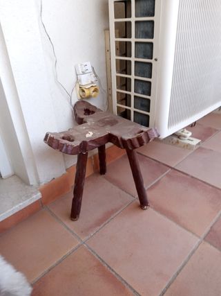 Banqueta de madera rústica de 3 patas