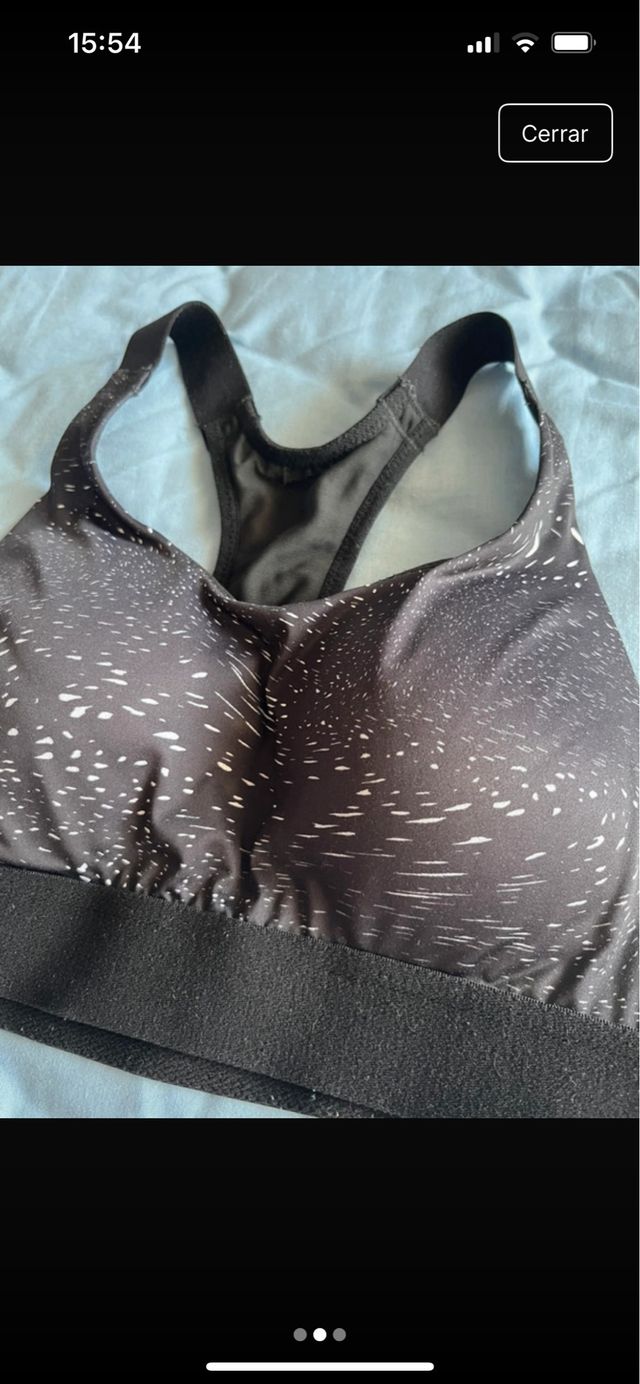 Sujetador deportivo negro con estampado