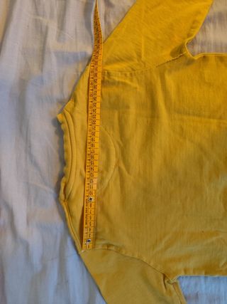 Felpa gialla con stampa coccodrillo