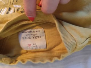 Felpa gialla con stampa coccodrillo