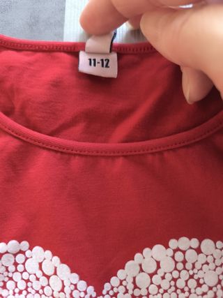 Camiseta roja con corazón love.Corte Ingles