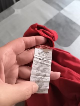 Camiseta roja con corazón love.Corte Ingles