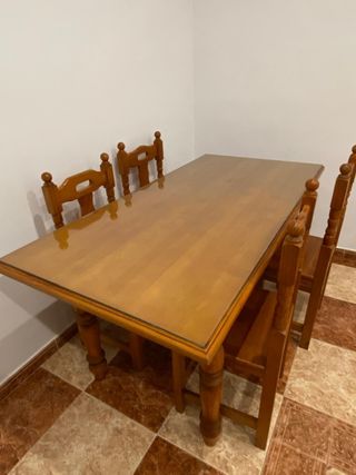Mesa de comedor con cristal y con 4 sillas