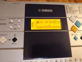Teclado Yamaha PSR-E323
