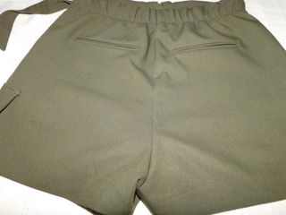 Falda-pantalón verde con cinturón