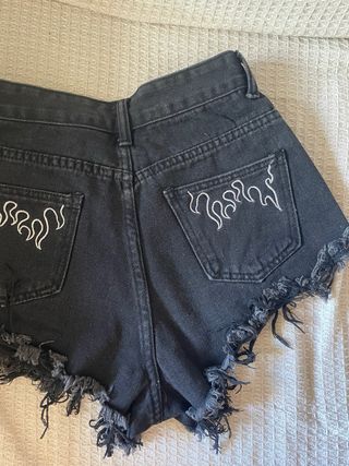 Pantalones vaqueros negros con llamas