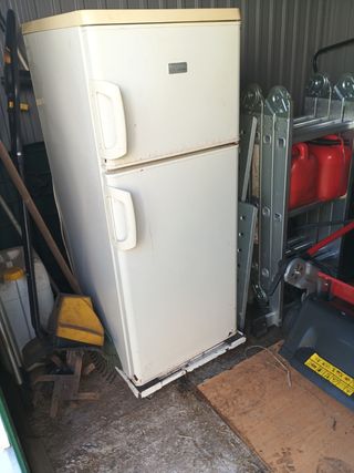 Nevera blanca modelo electrolux.