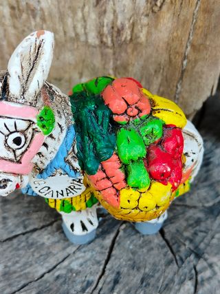 Asinello in terracotta dipinta