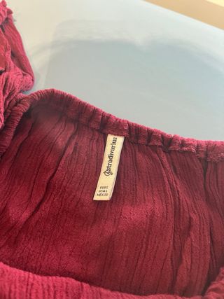 Camiseta burdeos sin hombros