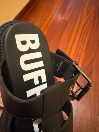 Sandalias Buffalo Negras sin usar.
