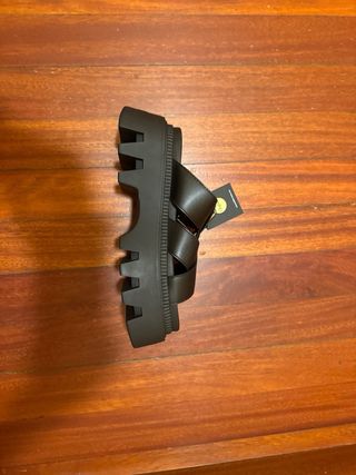 Sandalias Buffalo Negras sin usar.