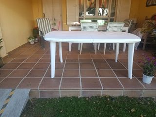 Mesa de exterior blanca de plástico