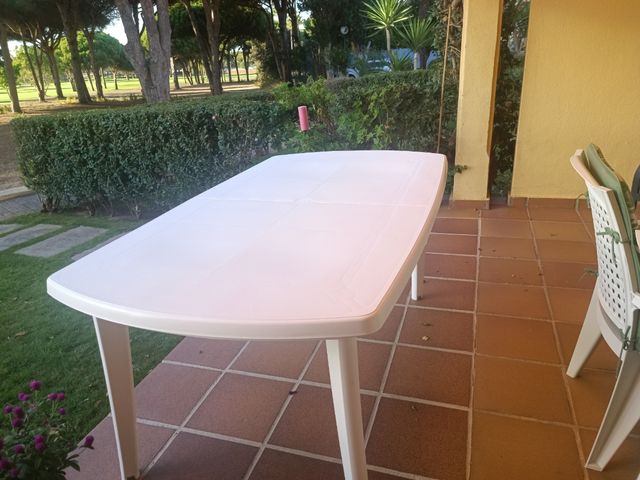 Mesa de exterior blanca de plástico
