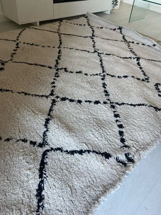 Alfombra blanca y negra