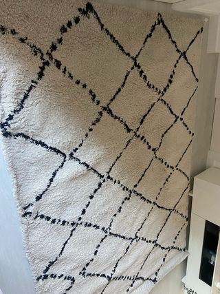 Alfombra blanca y negra