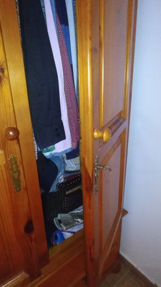 Armario de madera rústico con cerradura