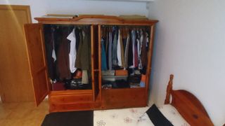 Armario de madera rústico con cerradura