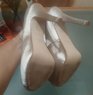 Dos pares de zapatos.. 20€