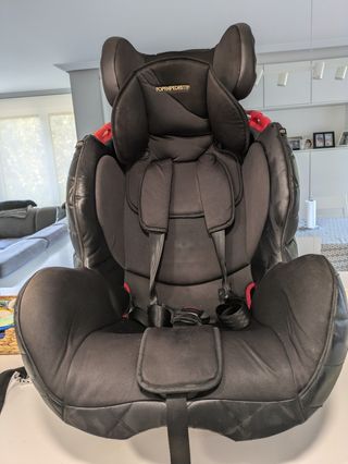 Silla de coche negra con sistema de protección lat