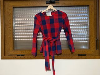 Camisa a cuadros roja y azul