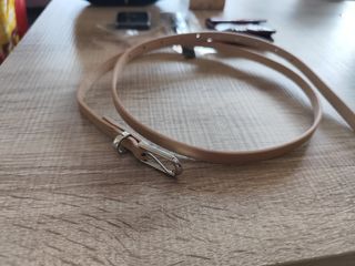 Bolso negro y pinceles de maquillaje