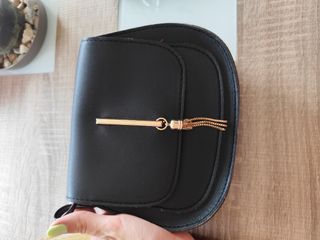 Bolso negro y pinceles de maquillaje