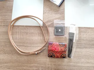 Bolso negro y pinceles de maquillaje