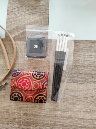 Bolso negro y pinceles de maquillaje