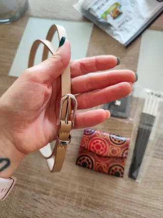 Bolso negro y pinceles de maquillaje