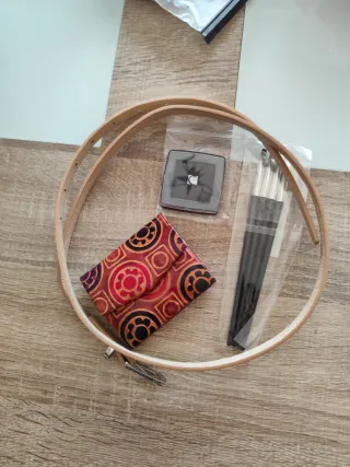 Bolso negro y pinceles de maquillaje