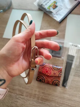 Bolso negro y pinceles de maquillaje