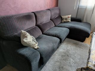 Sofá chaise longue gris y rojo.
