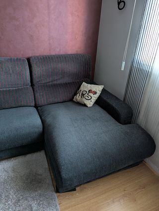 Sofá chaise longue gris y rojo.
