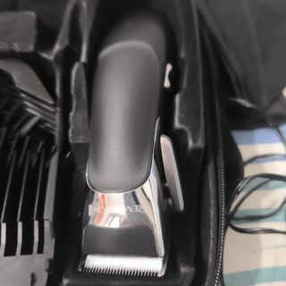 Máquina de afeitar Remington plateada y negra