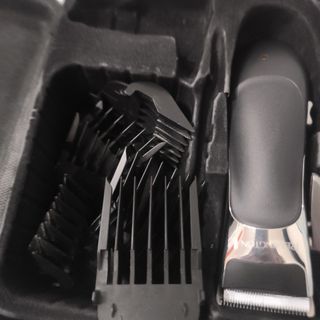 Máquina de afeitar Remington plateada y negra