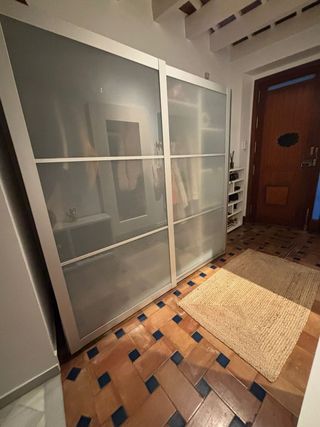 Armario grande de madera y cristal
