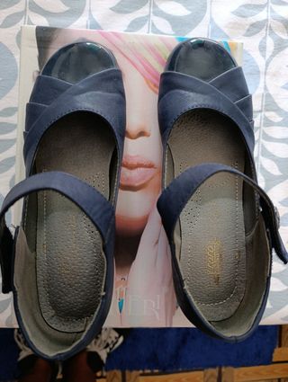 Zapatos de salón de piel, azul marino y tacón bajo