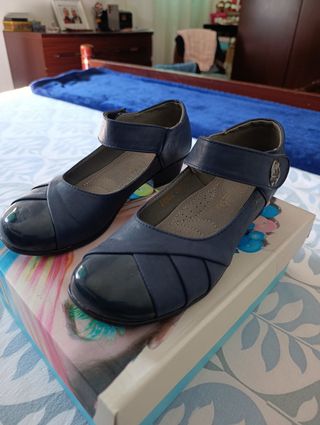 Zapatos de salón de piel, azul marino y tacón bajo