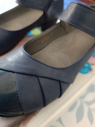 Zapatos de salón de piel, azul marino y tacón bajo