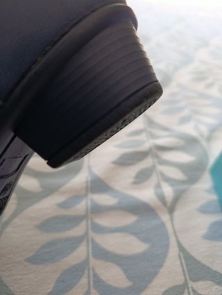Zapatos de salón de piel, azul marino y tacón bajo