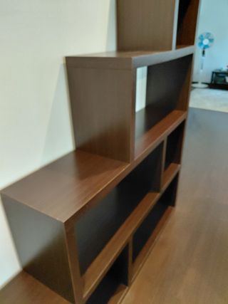 Estante de madeira castanho Wenge.