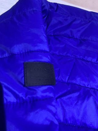 Chaqueta azul acolchada