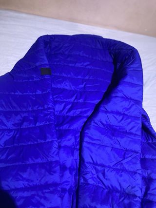 Chaqueta azul acolchada