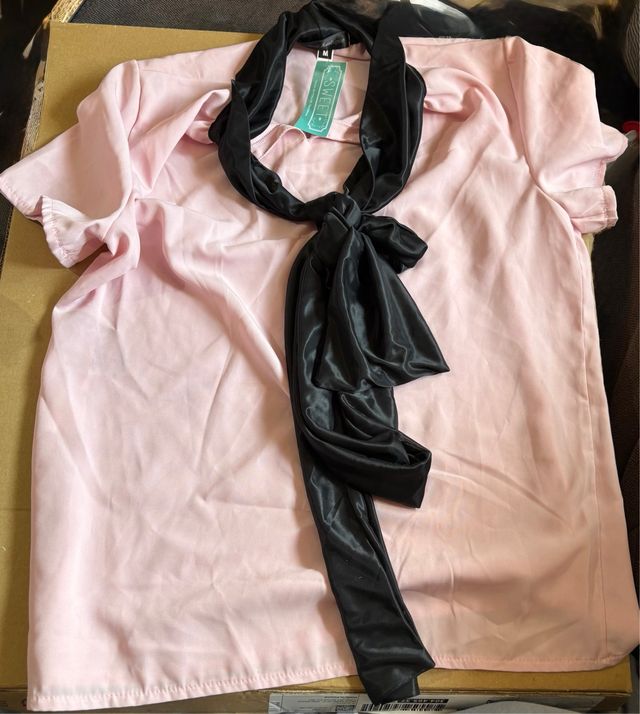 Preciosa y elegante Blusa rosa con lazo negro