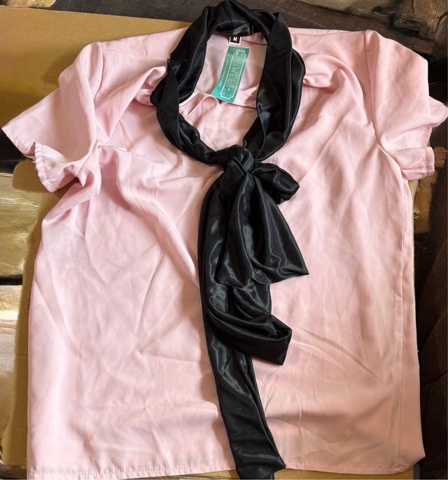 Preciosa y elegante Blusa rosa con lazo negro