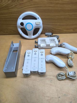 Lote Accesorios Wii: Volante, Mandos y Base