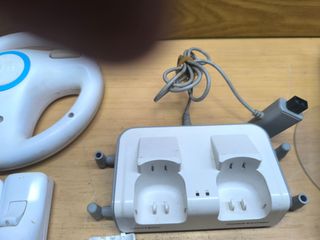 Lote Accesorios Wii: Volante, Mandos y Base