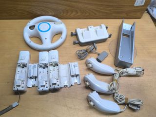Lote Accesorios Wii: Volante, Mandos y Base