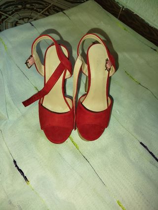 Sandalias rojas de tacón 5€
Y otra 4€